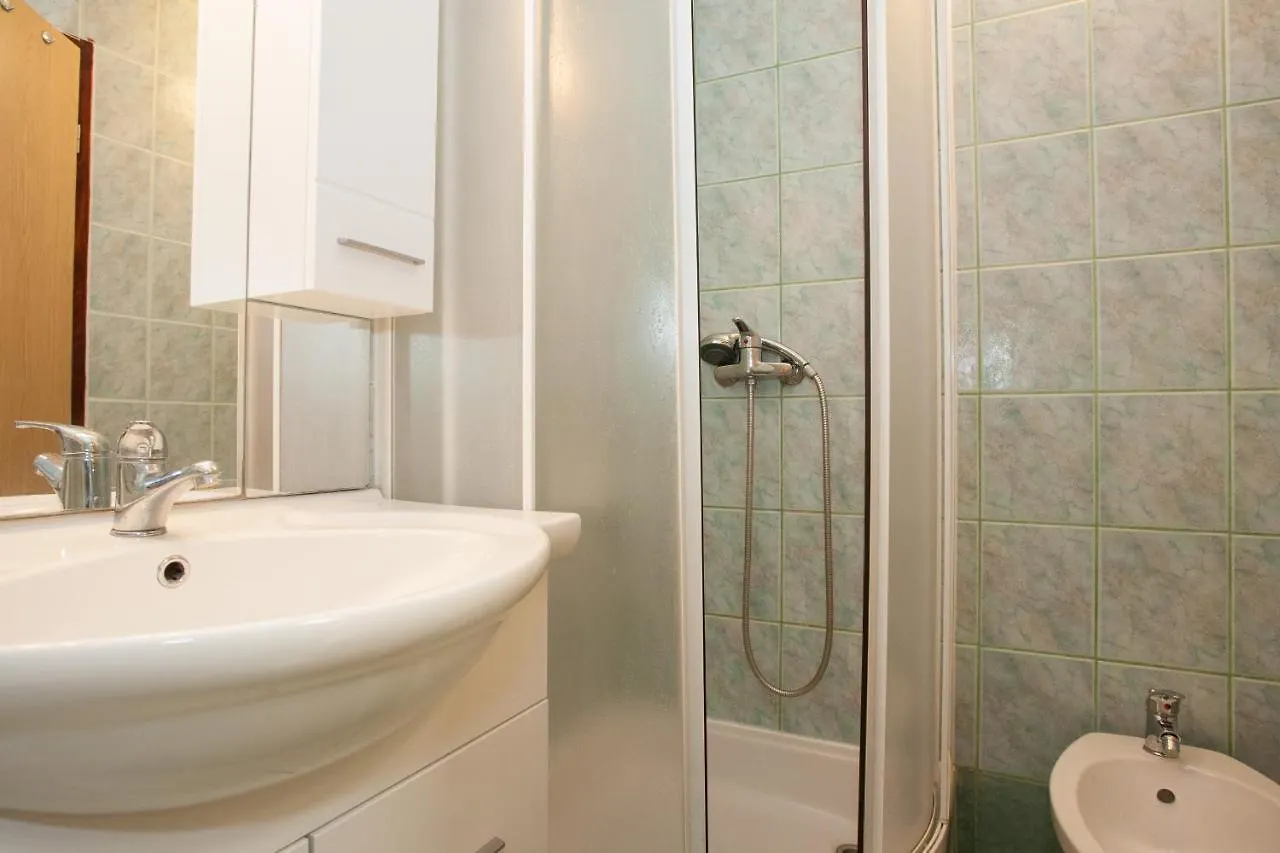 Apartment & Rooms Ivica 克尔克 2*,